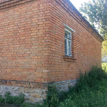 Земельна ділянка з цегляним будинком