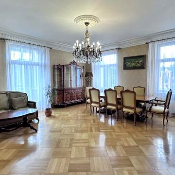 Пилипа Орлика вул., 6