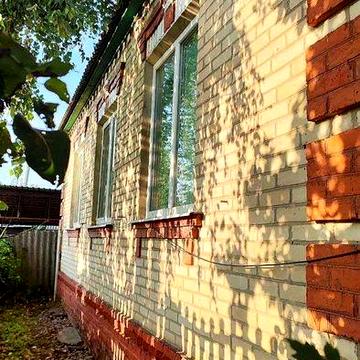 Продам цегляний будинок у центрі Дергачів з частковим ремонтом.