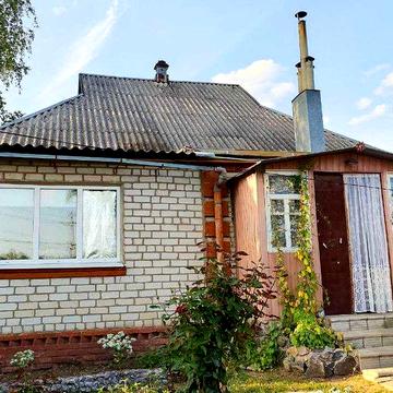 Продам цегляний будинок у центрі Дергачів з частковим ремонтом.
