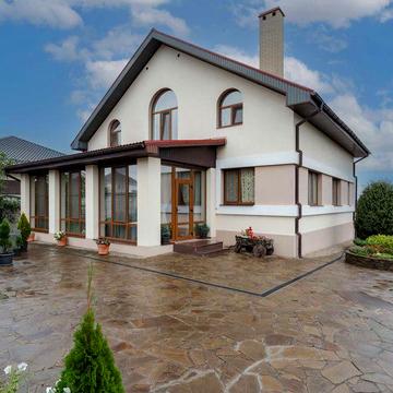 Продам семейный дом с баней и участком 15 соток  Павленки Новые дома