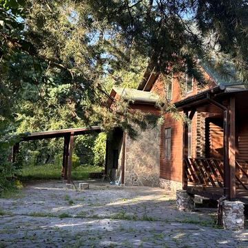 Козин, будинок біля річки в стилі шалє посеред дорослого ландшафту