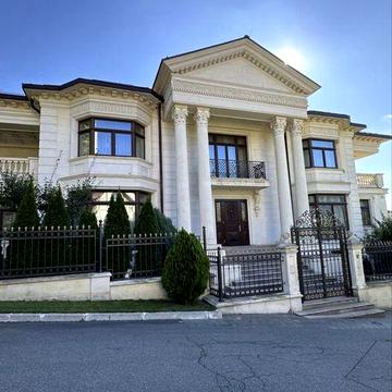 Продаж будинку 1230 м2, закрите містечко, 12 соток, басейн, центр