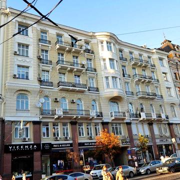 Простора 3-кімнатна квартира 130 кв.м. , вул. Хмельницького 32