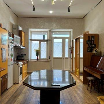 Продаж квартири можливо під комерцію