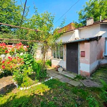 Недорого продається двокімнатна квартира особнякового типу в центрі...