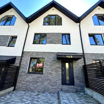 Продам 3-поверховий таунхаус поруч з 3 школою. Центральні комунікації!