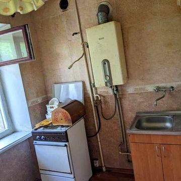 2к квартира Поділ цегла окремі кімнати середній поверх