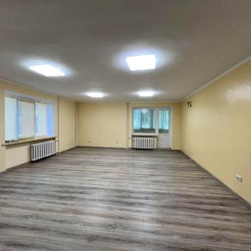 3-кімнатна на 1 поверсі, можна під комерцію, центр