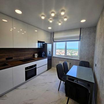 Панорамна квартира з виглядом на море в 53-й перлині