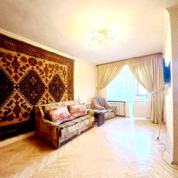 Соборності 10/1, м Дарниця, є газ, невисокий поверх
