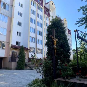 Гетьмана Петра Дорошенка вул., 18б