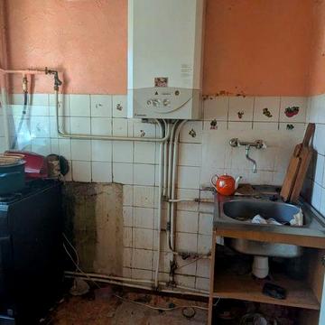 Продає 2 кімн.по вул станційній