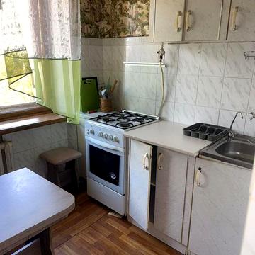 Сдам 1 комнатную квартиру на 2 м этаже на основе, круг троллейбуса