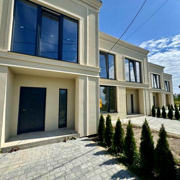 Котедж з власним подвір’ям та заїздом