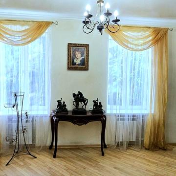 Богдана Хмельницького вул., 8