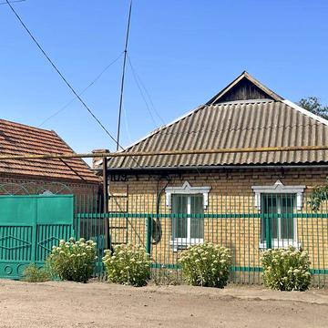 Продаж будинку з гаражем та земельною ділянкою!