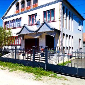 Затишний дім біля озер у тихому районі невеликого міста