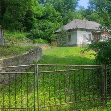 Будинок з ділянкою