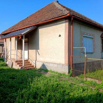 Будинок під бізнес та житло в затишному селі Берегівщини (ліс, озеро).