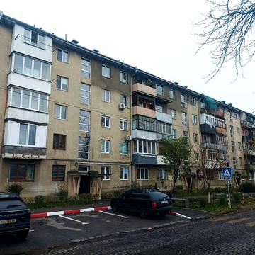 Здається двох кімнатна на набережній.