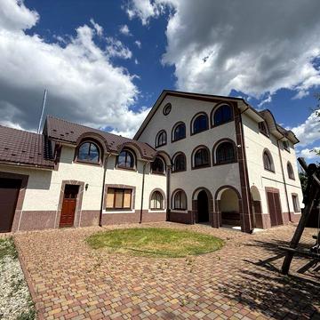 Продаж будинку з комерцією та лісом поруч