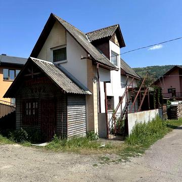 Будинок з гаражами та земельною ділянкою в м. Рахів в центрі