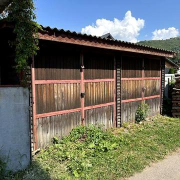 Будинок з гаражами та земельною ділянкою в м. Рахів в центрі