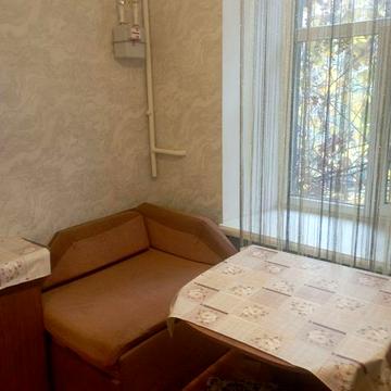 Продаю в центре 1 квартиру сталинку 1/5 высокий цоколь.