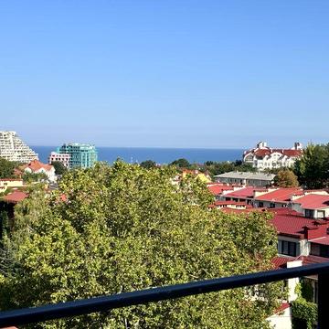 Пентхаус з ремонтом з видом моря та власною терассою в районі Аркадії.