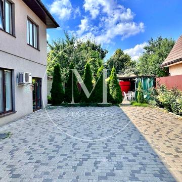 Оренда 4к, Клінічна, 3 спальні свій двір паркінг; автономія