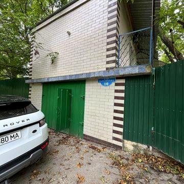Дача з великою територією та житловим станом.