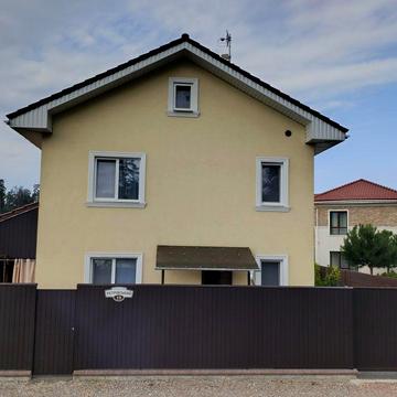 Будинок з 4 спальнями, хол з каміном, тераса, дит.майданчик, басейн