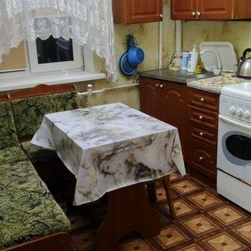 Здається 2 кімнатна квартира на довгостроковий термін.