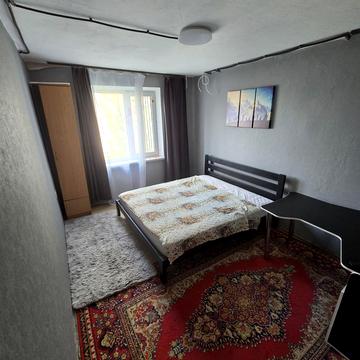 Космонавтів вул., 146а