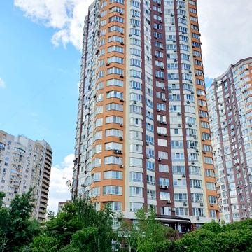 Анни Ахматової вул., 32/18