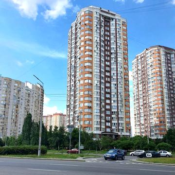 Анни Ахматової вул., 32/18