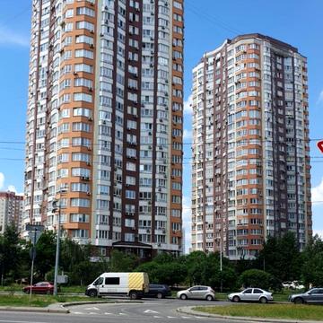Анни Ахматової вул., 32/18