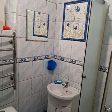 Здам в центрі Жмеринки велику 2 кімнатну квартиру 82м/ +закритий двір
