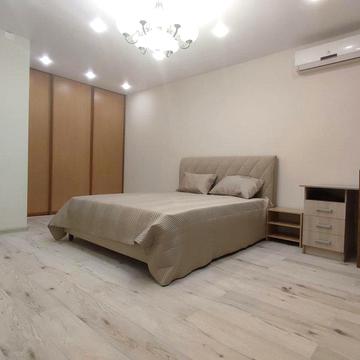 Михайла Грушевського вул., 30б
