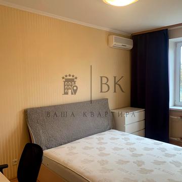 Лаврська вул. (Січневого Повстання), 21