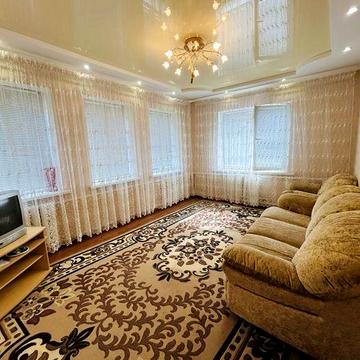 Продаж окремоі половинки будинку  з окремим заіздом .