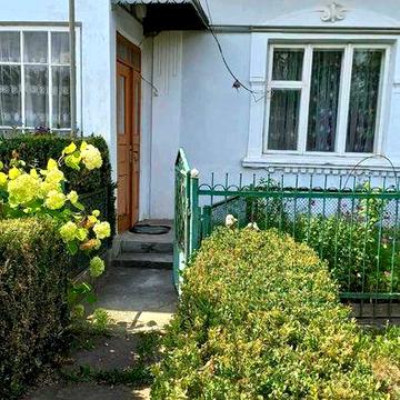 Продам будинок в м.Бучач по вул.Торгова (половина)