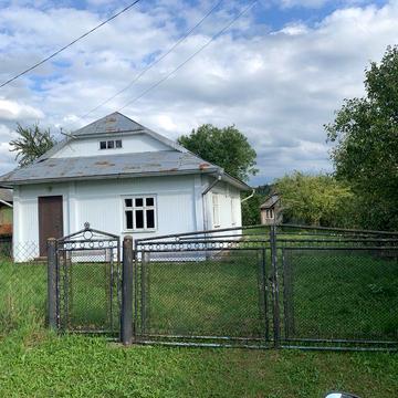 Продається деревʼяний будинок.