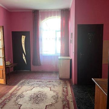 Продається квартира  в будинку який складається з трьох квартир
