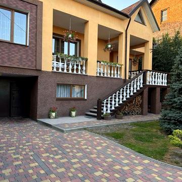 Продаються два будинки на одній ділянці