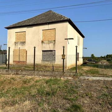 Продається будинок з великою ділянкою біля Мукачева!