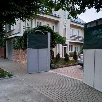 Продам двоповерховий будинок в Новомиколаївці.