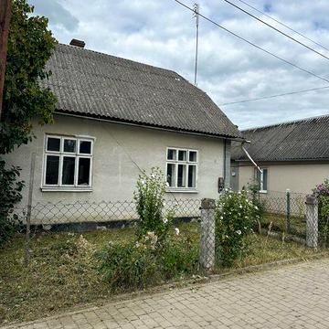 Будинок з земельною ділянкою