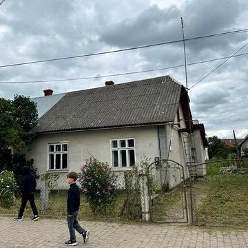 Будинок з земельною ділянкою